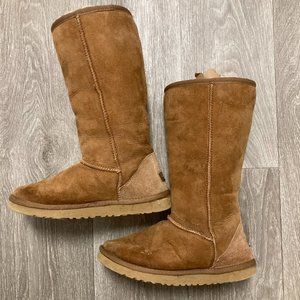 UGGs - Women's Size W6